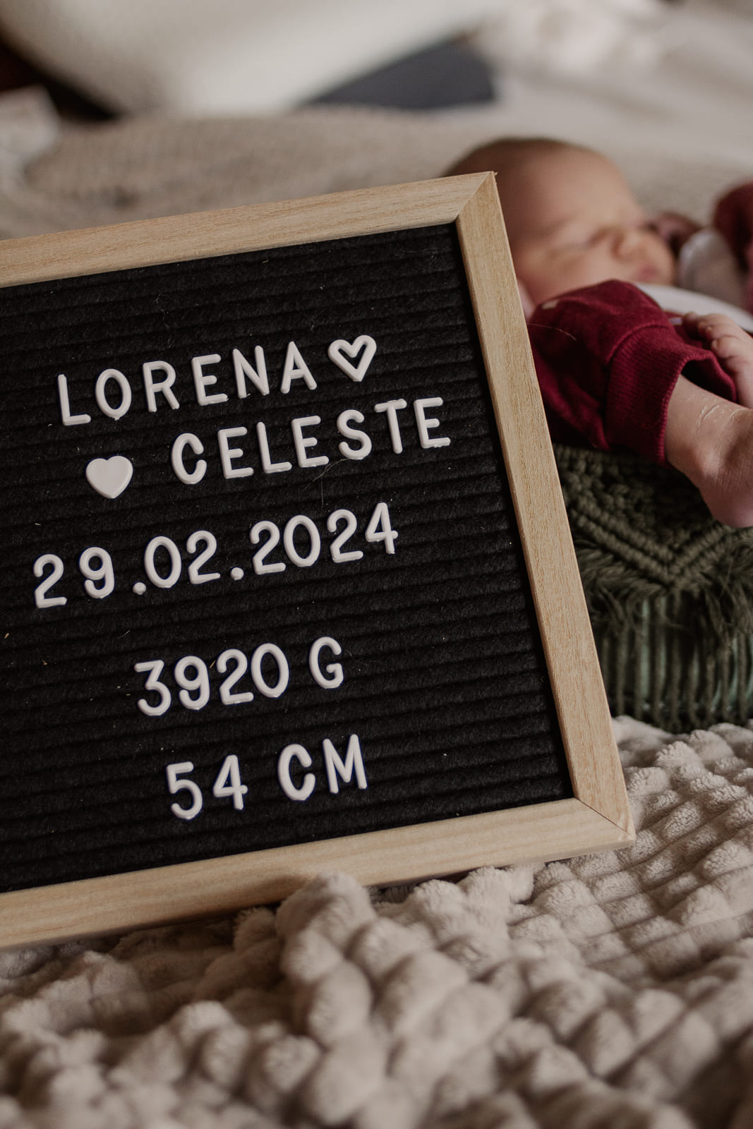Professionelles Neugeborenen-Shooting, liebevoll inszenierte Babyfotografie für unvergessliche Erinnerungen.
