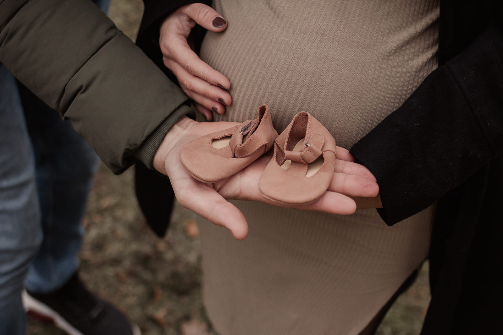 Babybauch Fotografie Schwangerschaftsshooting im Wald und draußen in der Natur Outdoor