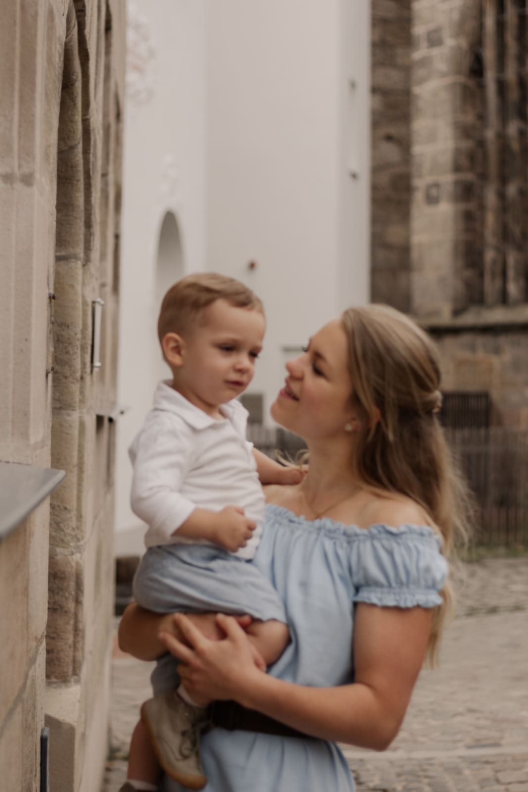 Mutter und Sohn beim Familienshooting