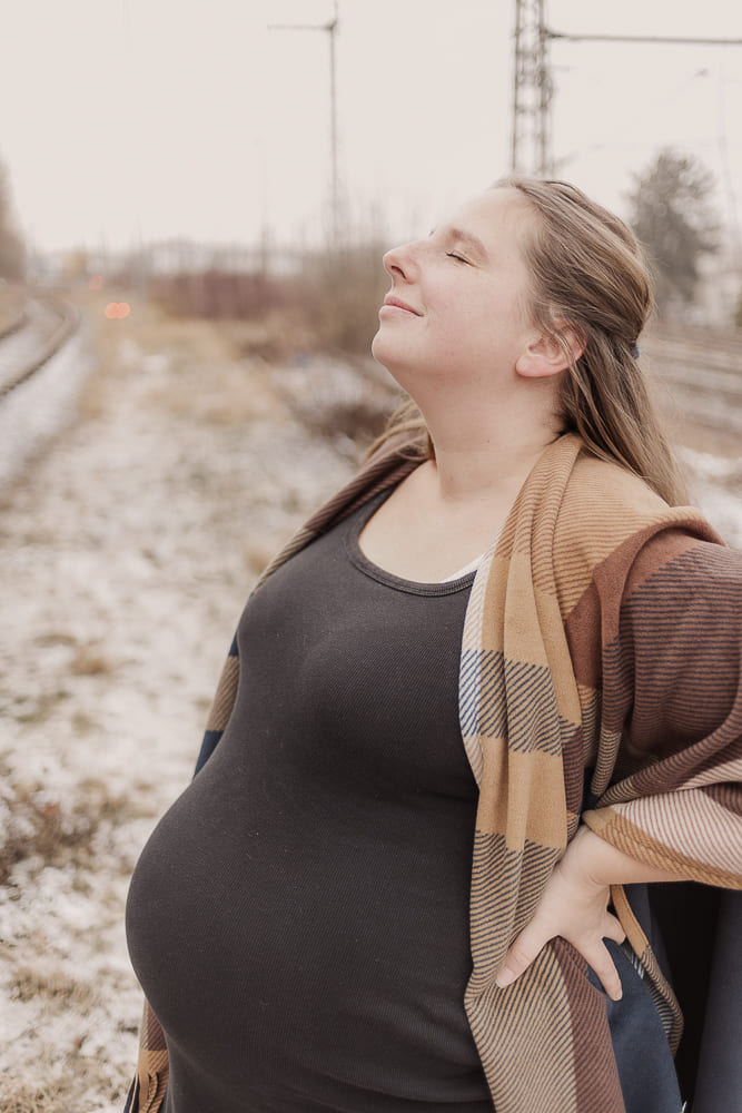 Babybauch Fotoshooting bei Ansbach – schwangere Frau genießt einen ruhigen Moment im Freien